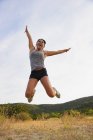 Adolescente se exercitando com ouvir música e sorrir — Fotografia de Stock