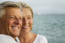 Lächelndes Seniorenpaar am Meer — Stockfoto