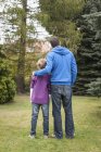 Отец и сын стоят в саду — стоковое фото