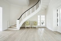 Interno del moderno soggiorno con scale — Foto stock
