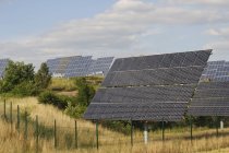 Paneles solares en campo - foto de stock