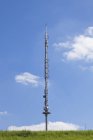 Alemanha, antena de rádio e televisão e céu azul com nuvens no fundo — Fotografia de Stock