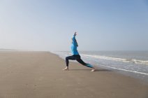 Belgien, reife Frau beim Sport an der Nordsee — Stockfoto