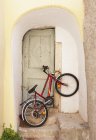 Croacia, Vista de la antigua casa con bicicleta - foto de stock