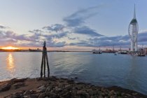 England, Hampshire, Portsmouth, Blick auf den Spinnakerturm am Gunwharf-Kai bei Sonnenuntergang — Stockfoto
