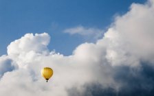 Áustria, Balão de ar quente em Oberhofen contra o céu nublado — Fotografia de Stock