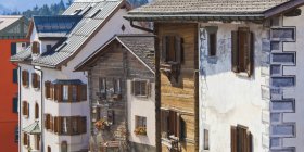 Svizzera, Laax. Vista diurna di case colorate di fila — Foto stock
