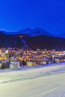 Suisse, Vue de la ville nocturne en montagne — Photo de stock