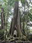 América Central, Costa Rica, Mulher posando em Kapok Tree na floresta tropical — Fotografia de Stock
