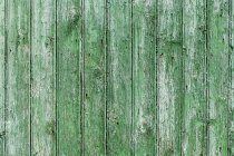 Закрыть вид на зеленый деревянный фасад — стоковое фото