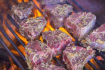 Ягнячі стейки на грилі на барбекю — стокове фото