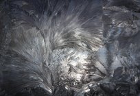 Крупный план текстуры окна, покрытого кристаллами льда — стоковое фото
