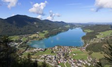Ciudad y lago Fuschlsee - foto de stock