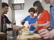 Uomini e donne cucinano insieme — Foto stock