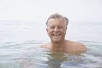 Uomo anziano che nuota in mare — Foto stock