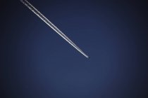 Vapour trail of airplane in blue sky — Stock Photo