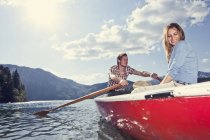 Deutschland, Bayern, Paar im Ruderboot, lächelnd — Stockfoto