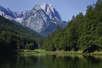 Allemagne, Bavière, Montagnes Waxenstein et lac Riessersee — Photo de stock