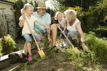 Nonni con bambini in orto — Foto stock