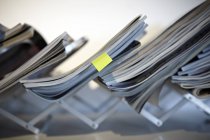 Gros plan de fichiers en rack dans le bureau moderne — Photo de stock