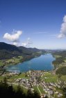Austria, Fuschl, Vista de la ciudad con el lago Fuschlsee - foto de stock