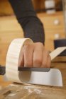 Handwerker bastelt Geige — Stockfoto
