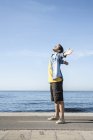 Взрослый мужчина стоит у Атлантического океана — стоковое фото