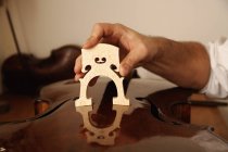 Männliche Hand Geigenbau — Stockfoto