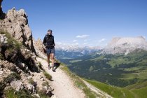 Italien, erwachsene Frau wandert auf der rosszahnscharte in Südtirol — Stockfoto