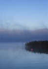 Austria, Veduta del Lago di Mondsee nebbioso durante l'autunno — Foto stock