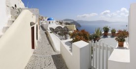 Pueblo de Oia con puerta en Santorini - foto de stock