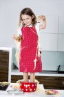 Fille jouer avec spaghetti — Photo de stock