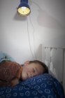 Портрет маленького мальчика, спящего на кровати — стоковое фото
