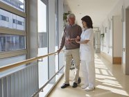 Senior und Hausmeister stehen im Flur — Stockfoto