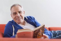 Älterer Mann liest Buch — Stockfoto