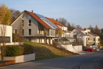 Alemania, Baden-Wurttemberg, Remshalden. Viviendas modernas con paneles solares - foto de stock