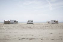 Sud della Francia, roulotte da campeggio sulla spiaggia della Camargue — Foto stock