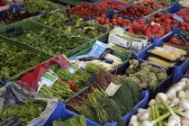 Germany, Bavaria, Munich, Viktualienmarkt, Variety of salads and vegetables at market stall — Stock Photo