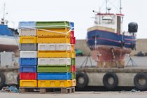 Suecia, Simrishamn, Montón de cajas para mariscos en el puerto - foto de stock