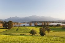 Germania, Baviera, Alta Baviera, Chiemgau, paesaggio e montagne con il lago Chiemsee — Foto stock