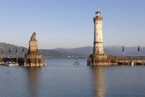 Германия, Бавария, Швабия, Линч, Вид на вход в гавань и маяк в сумерках — стоковое фото