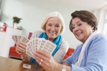 Donne anziane che giocano a carte — Foto stock