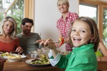 Glückliche kaukasische Familie beim Mittagessen zu Hause — Stockfoto