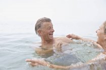 Coppia anziana nuoto nell'oceano Atlantico — Foto stock