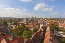 Alemania, Turingia, Erfurt paisaje urbano con cielo nublado - foto de stock