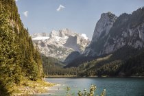 Autriche, Gosau, lac de montagne et glacier pendant la journée — Photo de stock