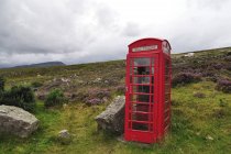 Reino Unido, Escocia, cabina telefónica roja en las Highlands durante el día - foto de stock