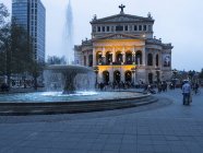 Alemania, Hesse, Frankfurt, vista de la fuente en la calle y la vieja ópera, hesse, alemania - foto de stock