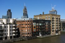 Reino Unido, Londres, City of London, vista a casas multifamiliares con apartamentos de lujo en Themse River - foto de stock