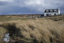 Reino Unido, Escocia, Casa en la Isla de Skye durante el día - foto de stock
